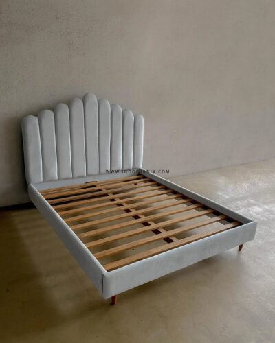 Tempat Tidur MInimalis Salur Bludru Sederhana
