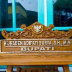 Papan Nama Meja Bupati Ukir Simpel