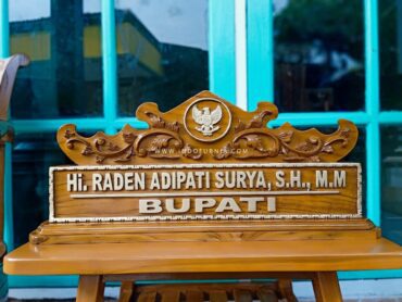 Papan Nama Meja Bupati Ukir Simpel
