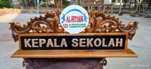 Papan Nama Meja Kepala Sekolah Ukir