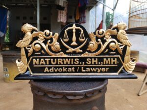 Papan Nama Meja Pengacara