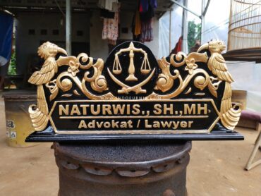 Papan Nama Meja Pengacara