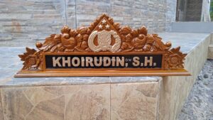 Papan Nama Meja Pengacara Ukir Simpel