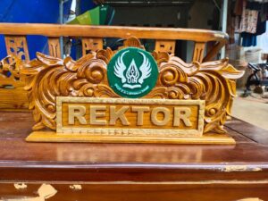 Papan Nama Meja Rektor