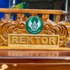 Papan Nama Meja Rektor