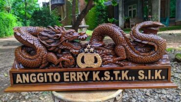 Papan Nama Meja Ukir Naga Klasik